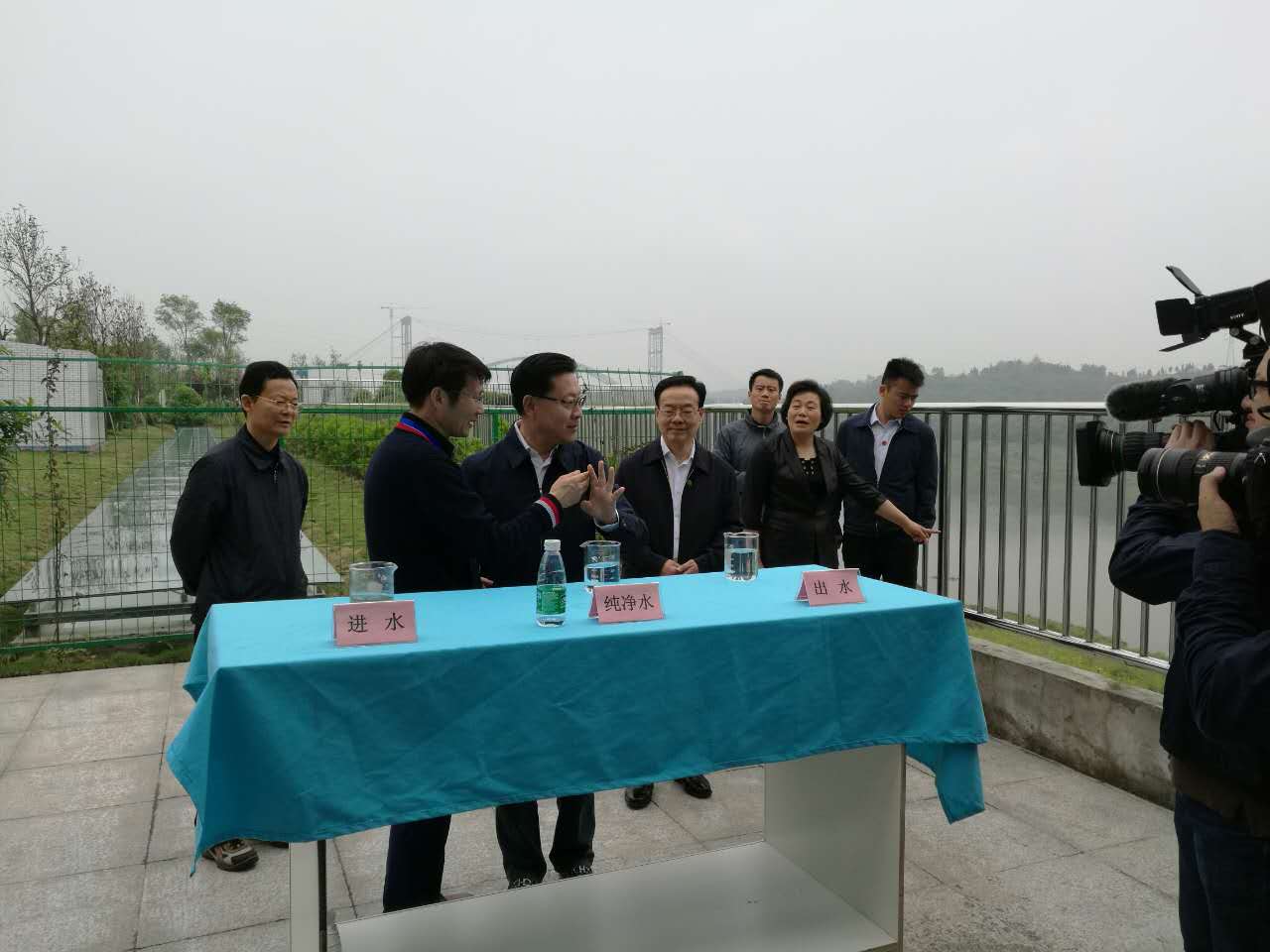 2017年4月28日時(shí)任四川省委書記王東明等領(lǐng)導(dǎo)參觀廣安市再生水廠