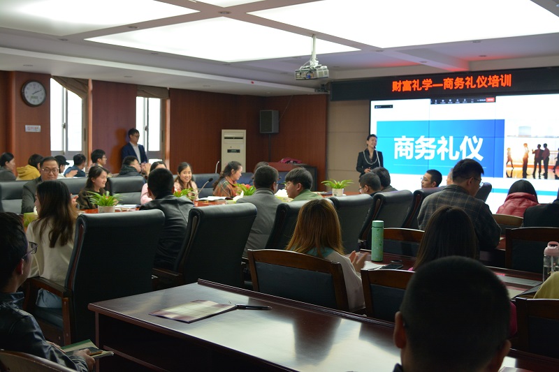 中恒學(xué)院組織開展商務(wù)禮儀培訓(xùn)