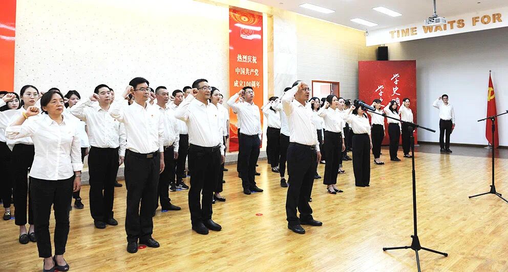 中恒工程設(shè)計(jì)院有限公司新黨員代表參加區(qū)入黨宣誓儀式