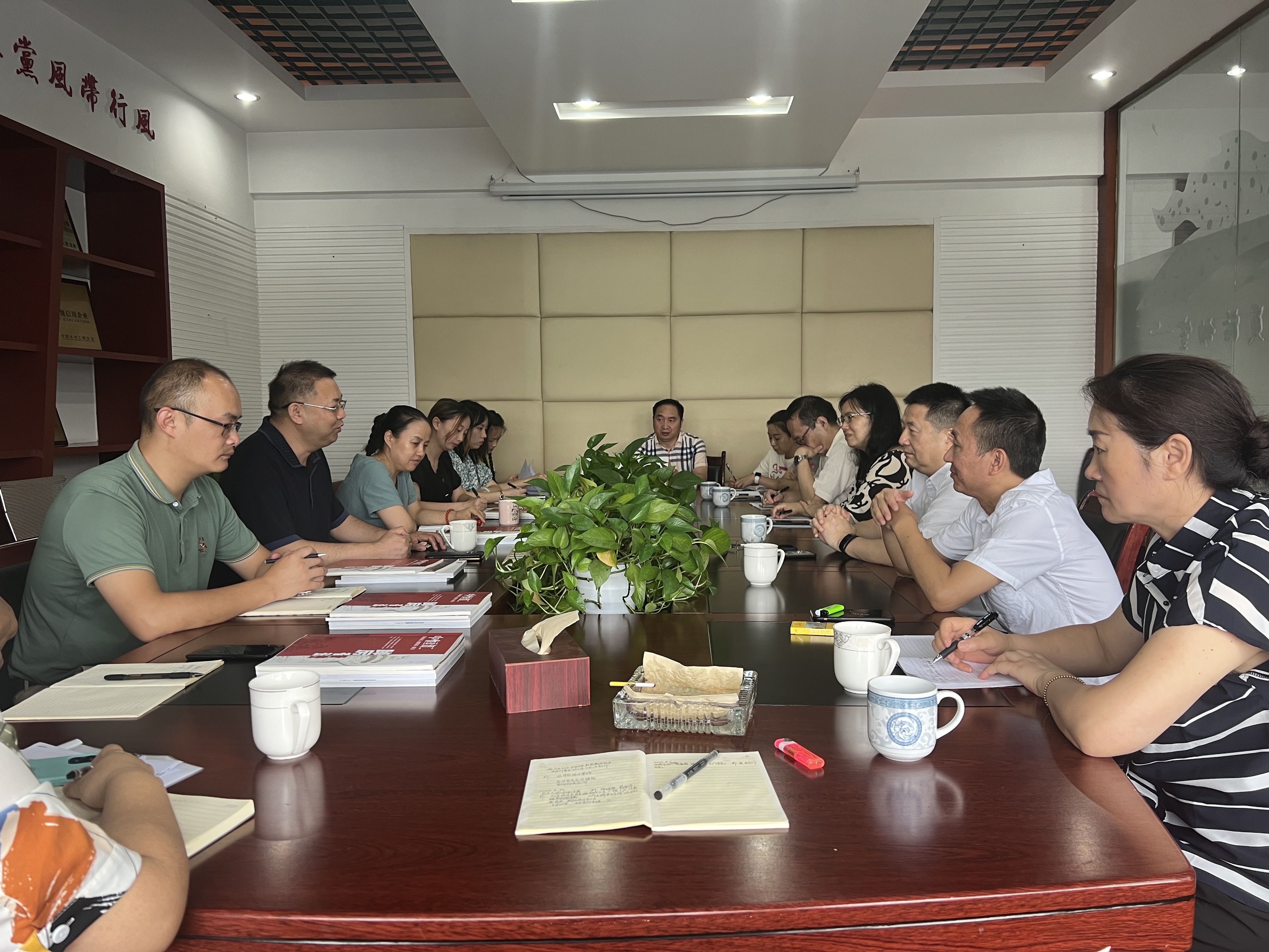 集團公司總經理鄒永紅一行調研成都市市政建設監(jiān)理有限責任公司